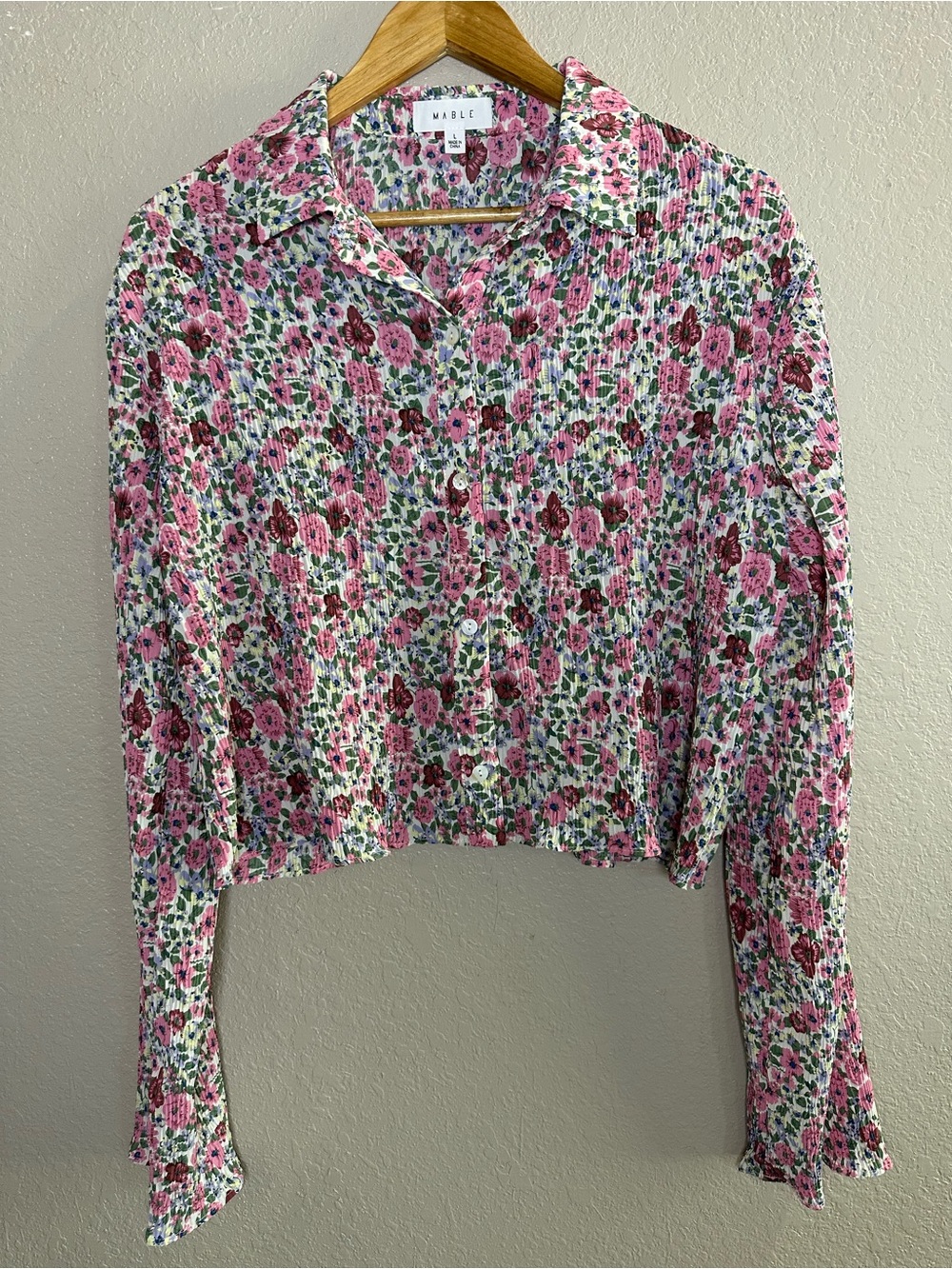 MABLE Set - Pink Floral Button-Up Crop Top and Pants. Crepe/Pleated material